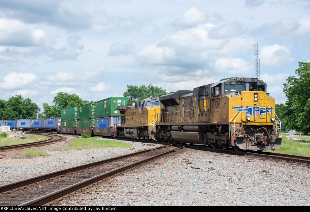A southbound intermodal clatters across the Diamond 